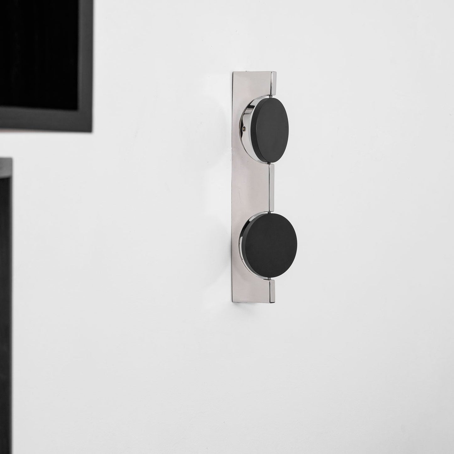 Kinetic Shadow Wandlamp Sculptuur met Verchroomde Schaduwprojectie