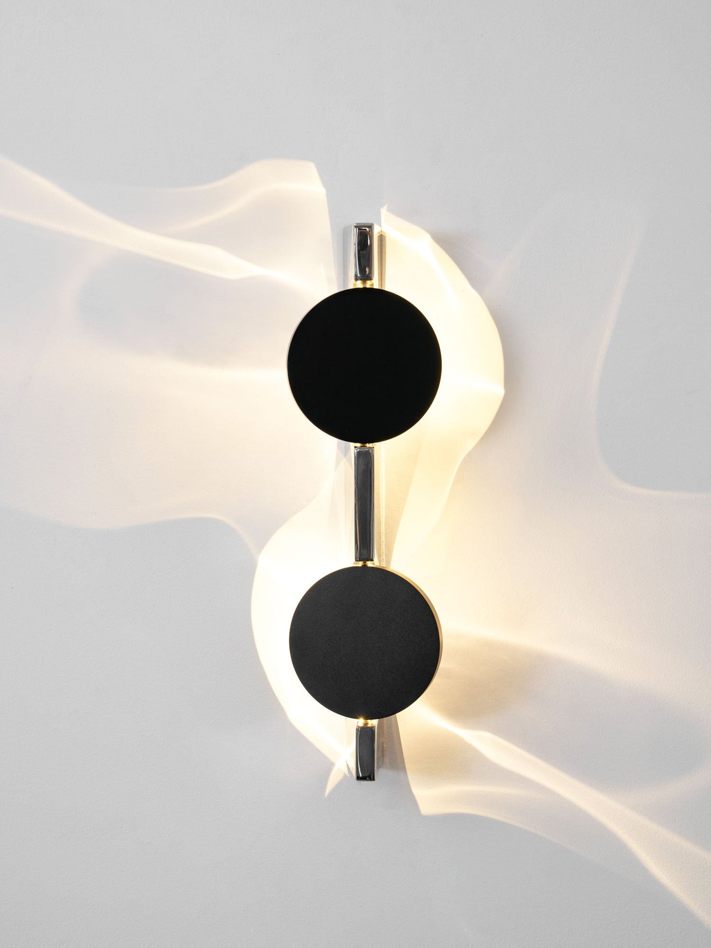 Kinetic Shadow Wandlamp Sculptuur met Verchroomde Schaduwprojectie