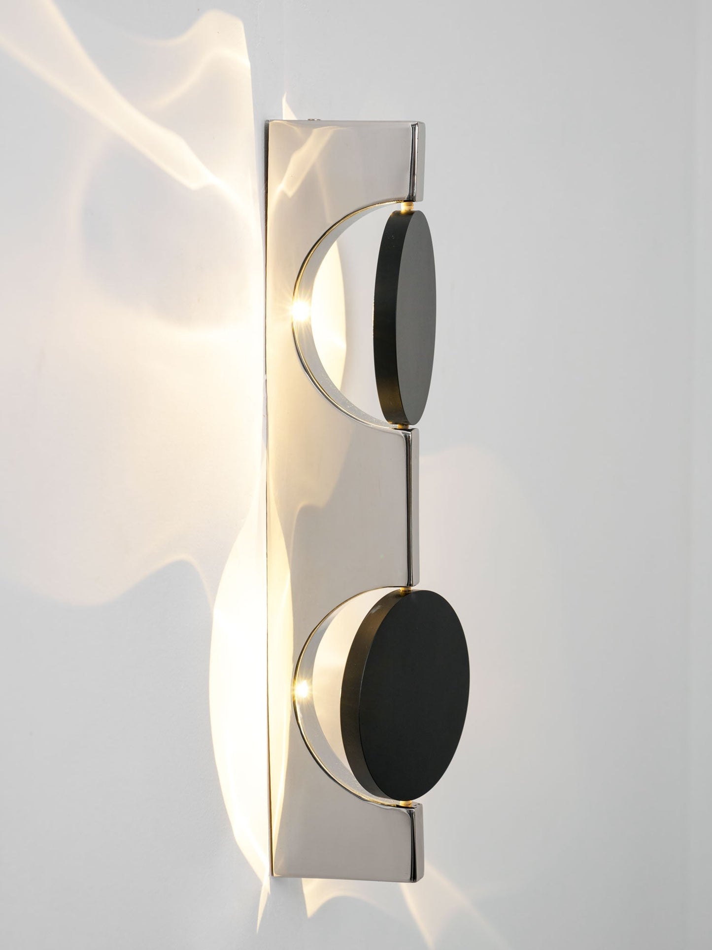 Kinetic Shadow Wandlamp Sculptuur met Verchroomde Schaduwprojectie