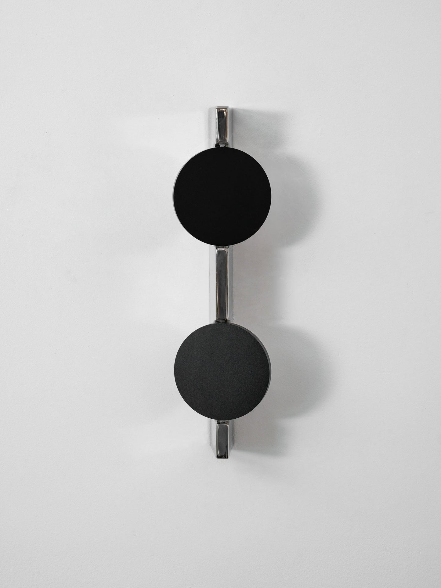 Kinetic Shadow Wandlamp Sculptuur met Verchroomde Schaduwprojectie