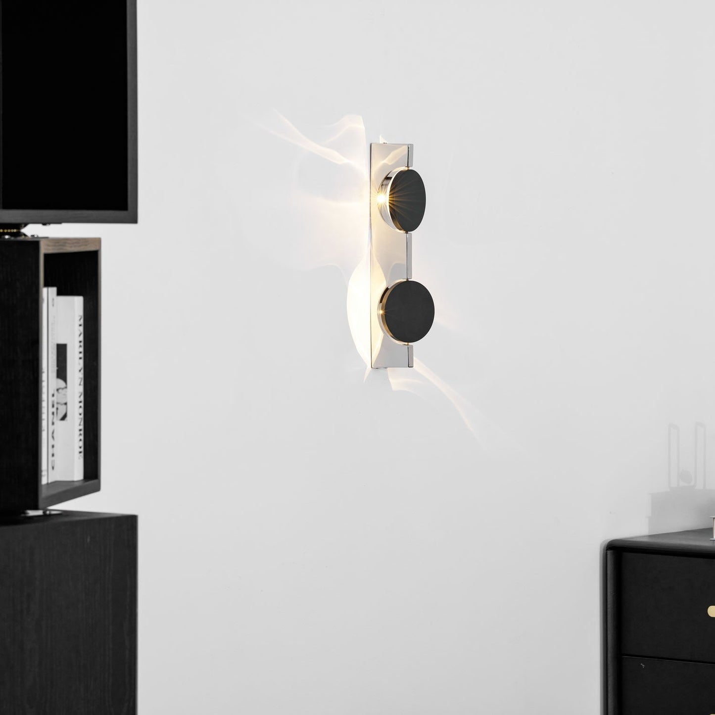 Kinetic Shadow Wandlamp Sculptuur met Verchroomde Schaduwprojectie