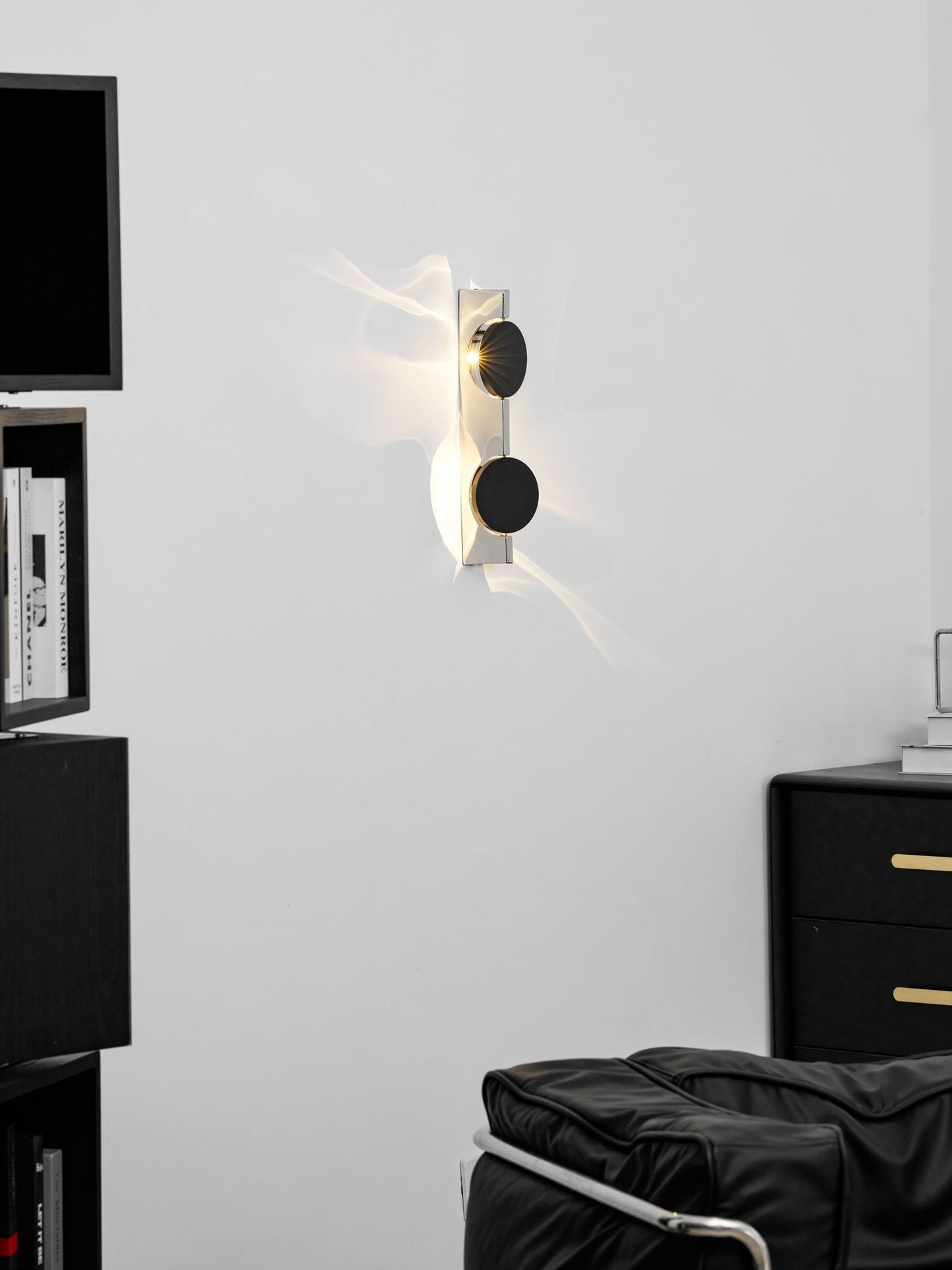 Kinetic Shadow Wandlamp Sculptuur met Verchroomde Schaduwprojectie
