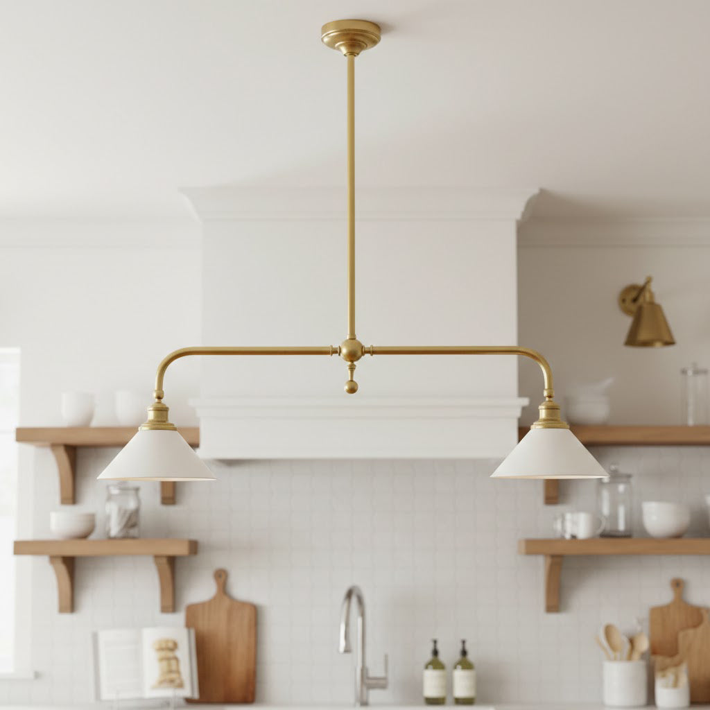 Luxe Design Hanglamp Met Witte Glazen Kappen Voor Eettafel En Keukeneiland In Messing Afwerking