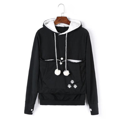 De Klaassen hoodie, een trendy zwarte hoodie met witte accenten, voorzien van een ruime buidelzak en schattige pootafdrukdetails. Perfect voor het comfortabel dragen van huisdieren of voor een casual en modieuze look.