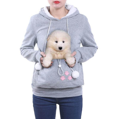 De Klaassen hoodie, een grijze trendy hoodie met een zachte buidelzak, ideaal voor het dragen van je huisdier. Voorzien van schattige roze pootafdrukken en speelse pompons, biedt deze hoodie comfort en stijl.