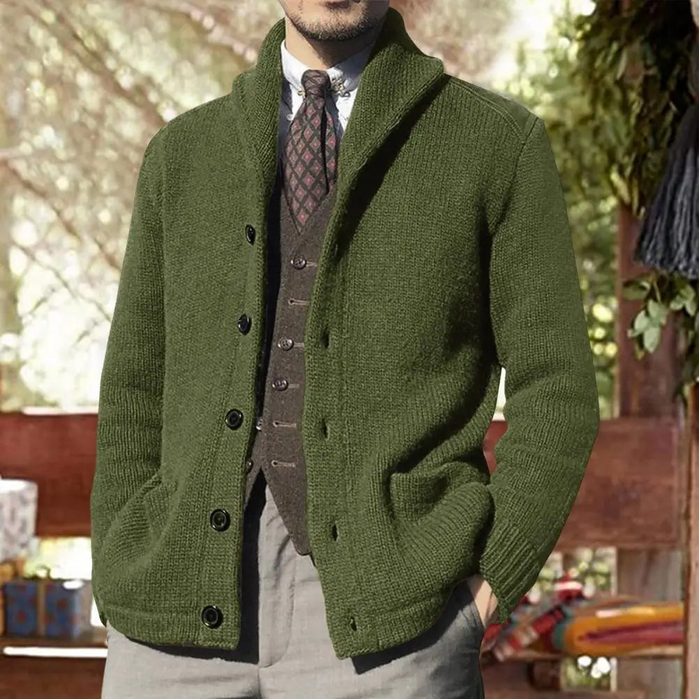 Een chique, groen gebreid vest van Klara, ideaal voor een veelzijdige en stijlvolle look. Het ontwerp is perfect voor zowel formele als casual gelegenheden, met een comfortabele pasvorm en moderne uitstraling.