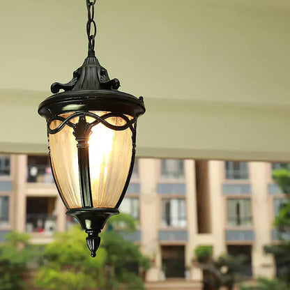 Korenia hangende lantaarn met een klassiek zwart frame en zacht, warm licht. Perfect voor veranda's, entrees of overdekte buitenruimtes. De lantaarn hangt aan een stevige ketting en voegt een stijlvolle en tijdloze uitstraling toe aan elke ruimte.