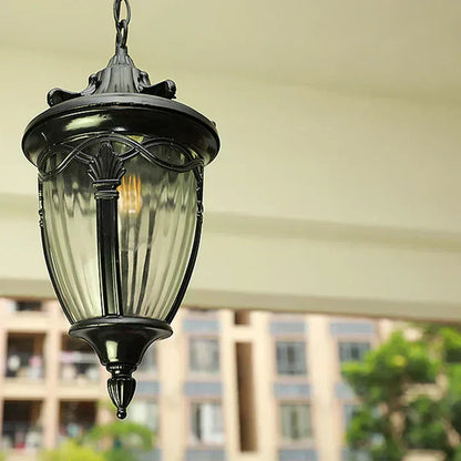 Korenia hangende lantaarn met een elegant zwart design en geribbeld glas. Ideaal voor het verlichten van veranda’s, balkons of entreegebieden. De lantaarn biedt een charmante, klassieke uitstraling die elke buitenruimte verrijkt.
