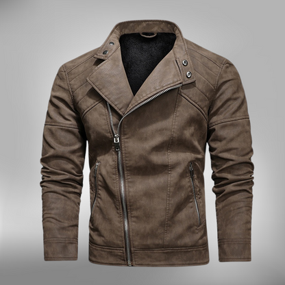 De Kovora winterjack in een bruin kleur heeft een eigentijdse uitstraling met een asymmetrische rits en een hoge kraag, die zorgt voor een stoere en moderne look. Het jack heeft praktische zijzakken en is gemaakt van duurzame materialen, ideaal voor zowel casual als formele winteroutfits. Het ontwerp biedt zowel comfort als bescherming tegen de kou, perfect voor het koude seizoen.