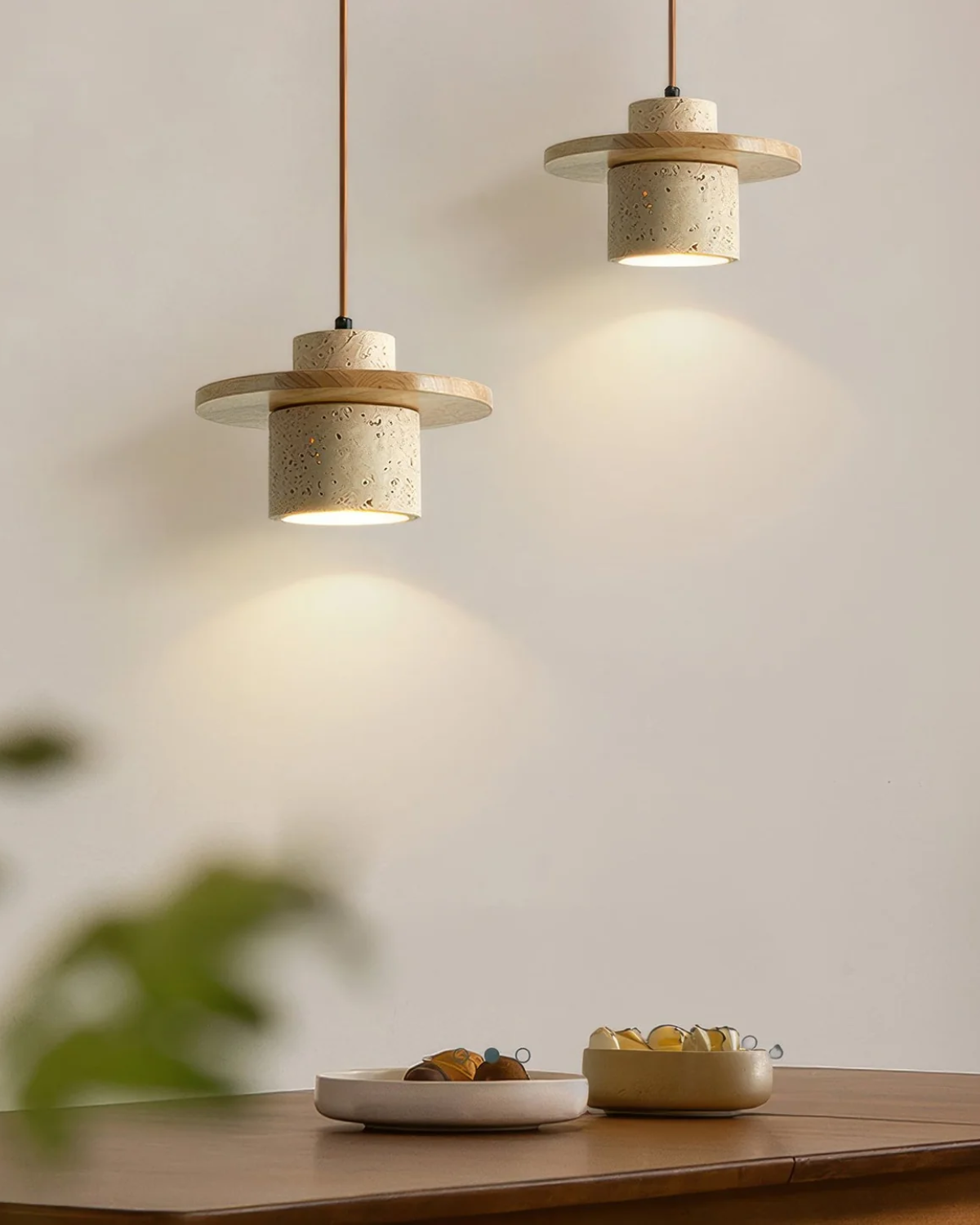Hanglamp natuursteen travertijn met walnoot accent modern design