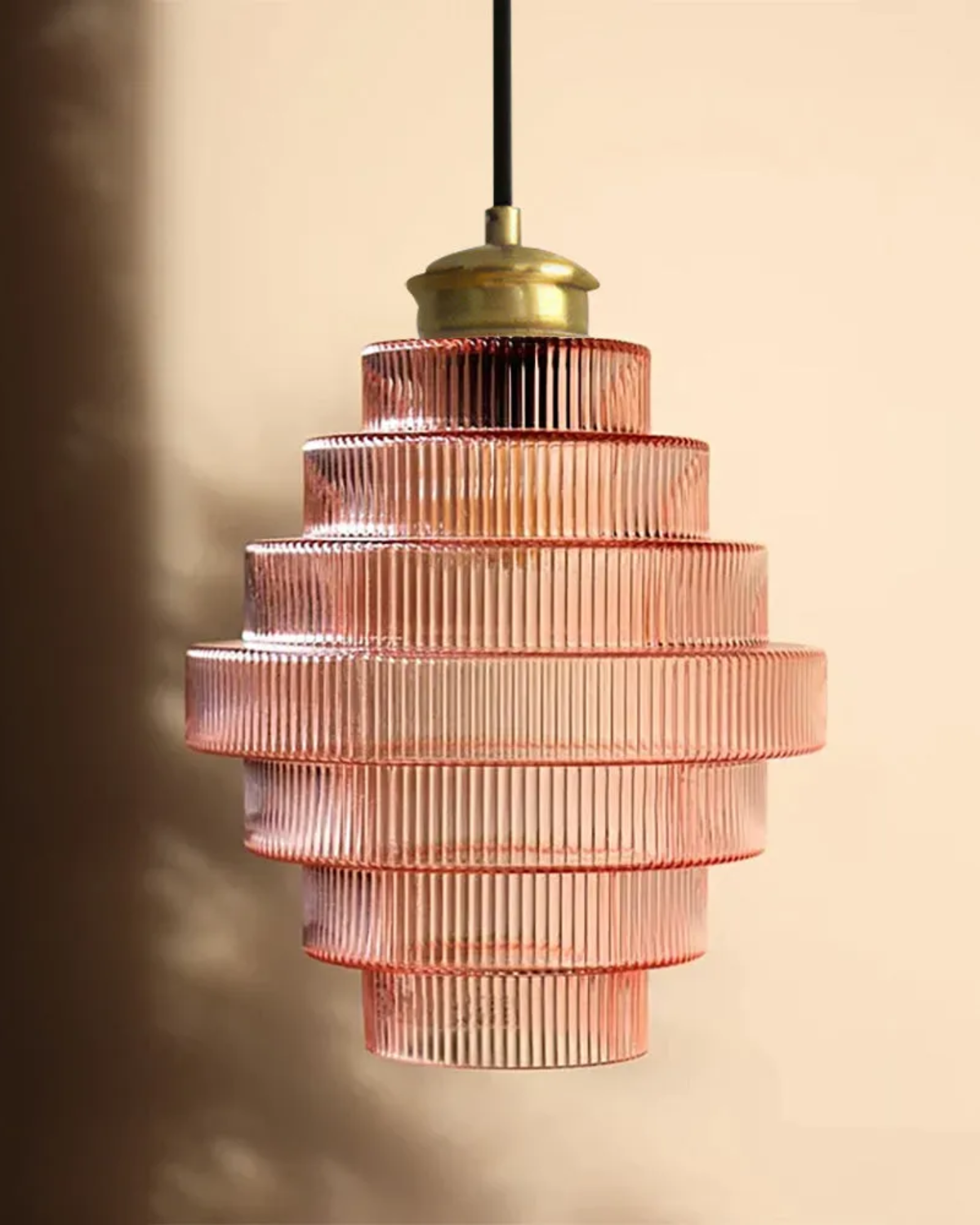 Moderne trapsgewijze glazen hanglamp met gouden detail voor eetkamer en woonkamer – luxe design verlichting