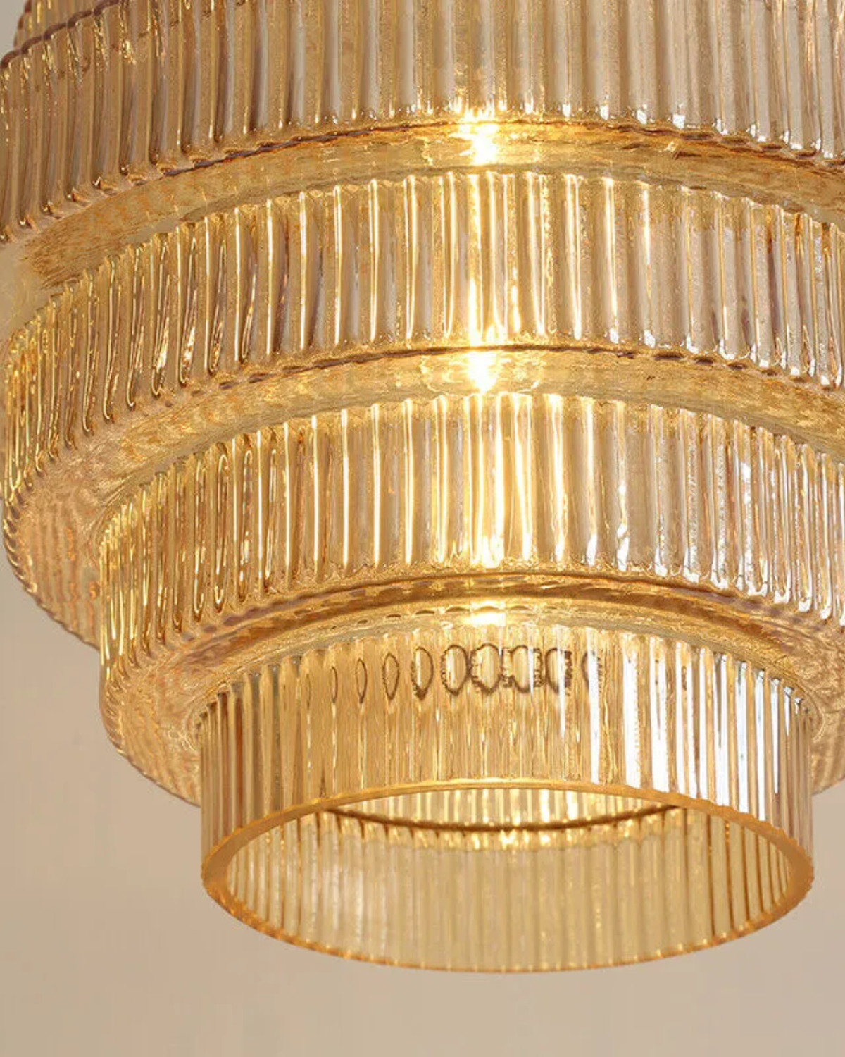 Moderne trapsgewijze glazen hanglamp met gouden detail voor eetkamer en woonkamer – luxe design verlichting