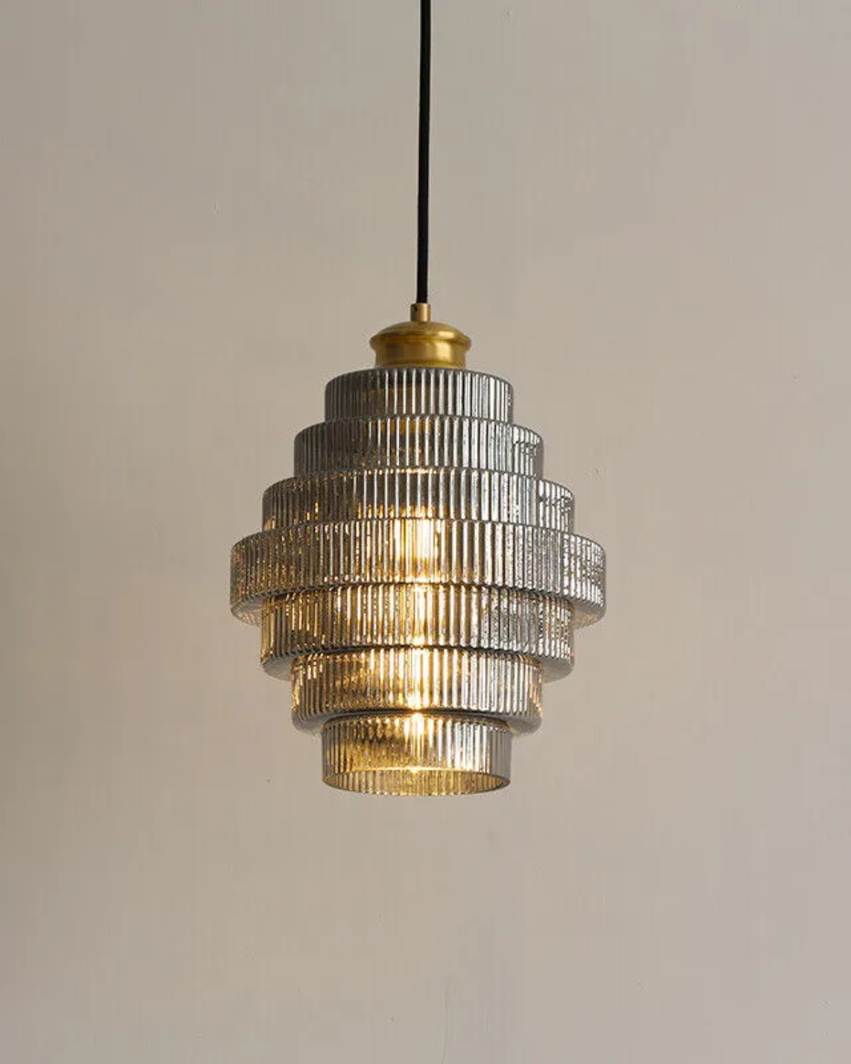 Moderne trapsgewijze glazen hanglamp met gouden detail voor eetkamer en woonkamer – luxe design verlichting