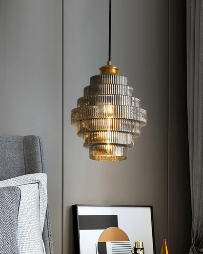 Moderne trapsgewijze glazen hanglamp met gouden detail voor eetkamer en woonkamer – luxe design verlichting