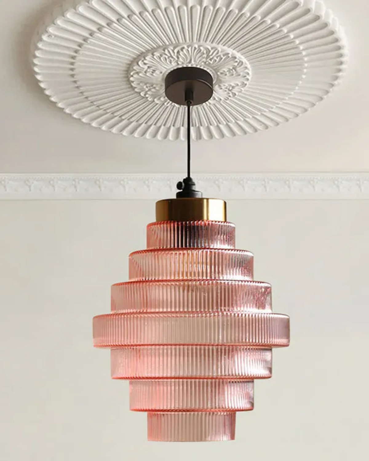 Moderne trapsgewijze glazen hanglamp met gouden detail voor eetkamer en woonkamer – luxe design verlichting
