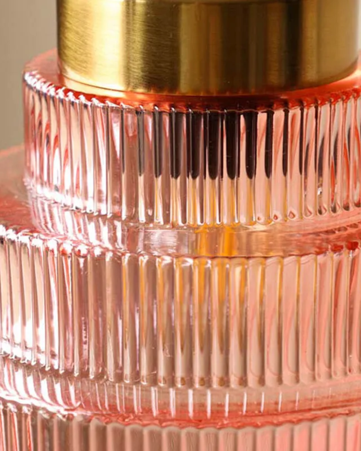 Moderne trapsgewijze glazen hanglamp met gouden detail voor eetkamer en woonkamer – luxe design verlichting