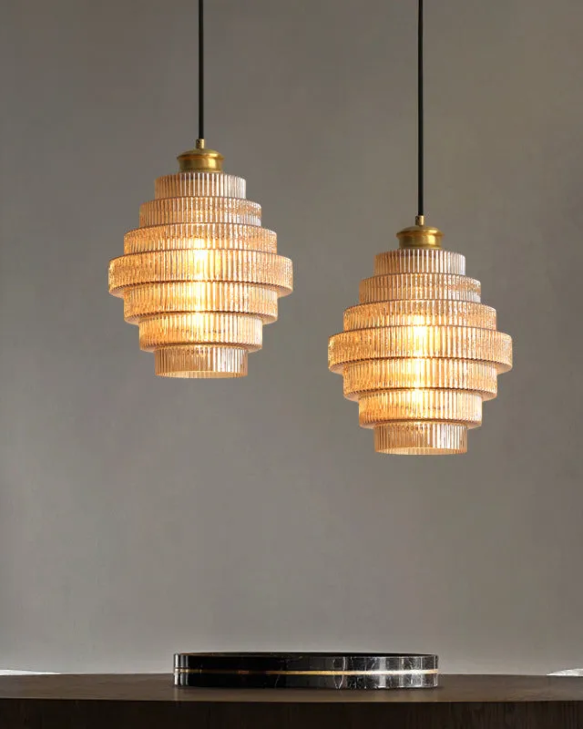 Moderne trapsgewijze glazen hanglamp met gouden detail voor eetkamer en woonkamer – luxe design verlichting