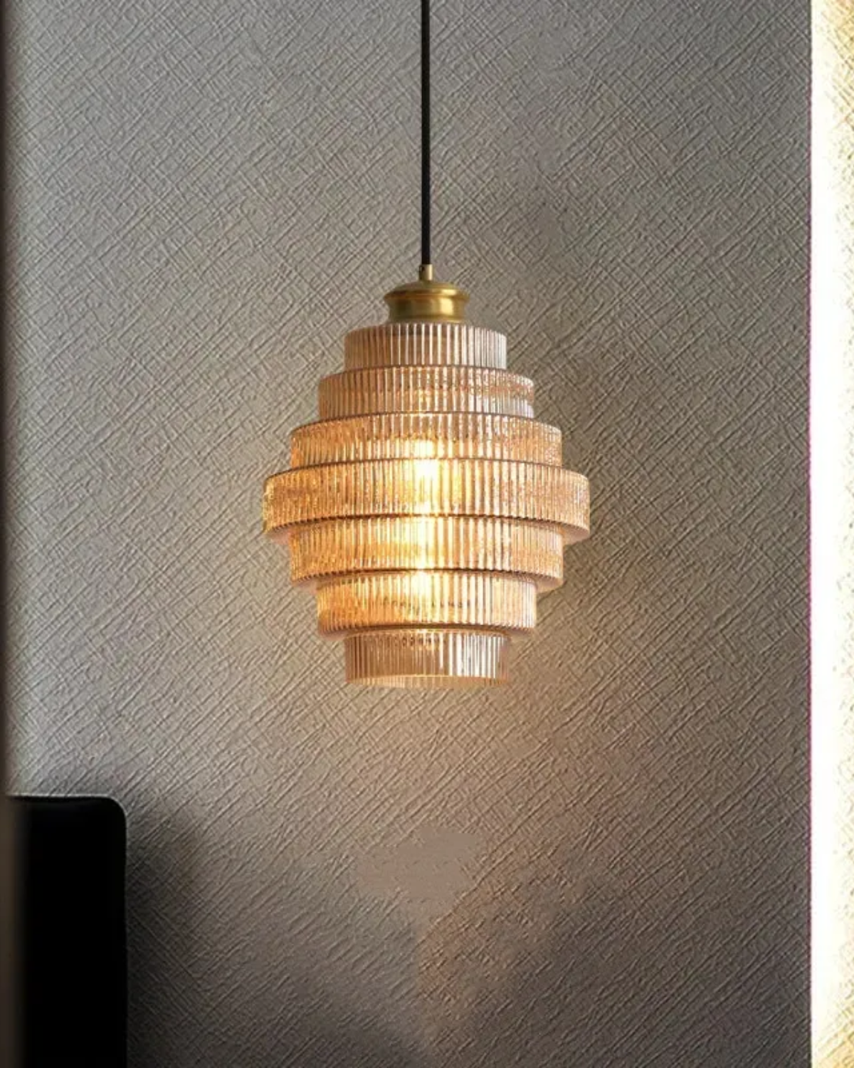 Moderne trapsgewijze glazen hanglamp met gouden detail voor eetkamer en woonkamer – luxe design verlichting