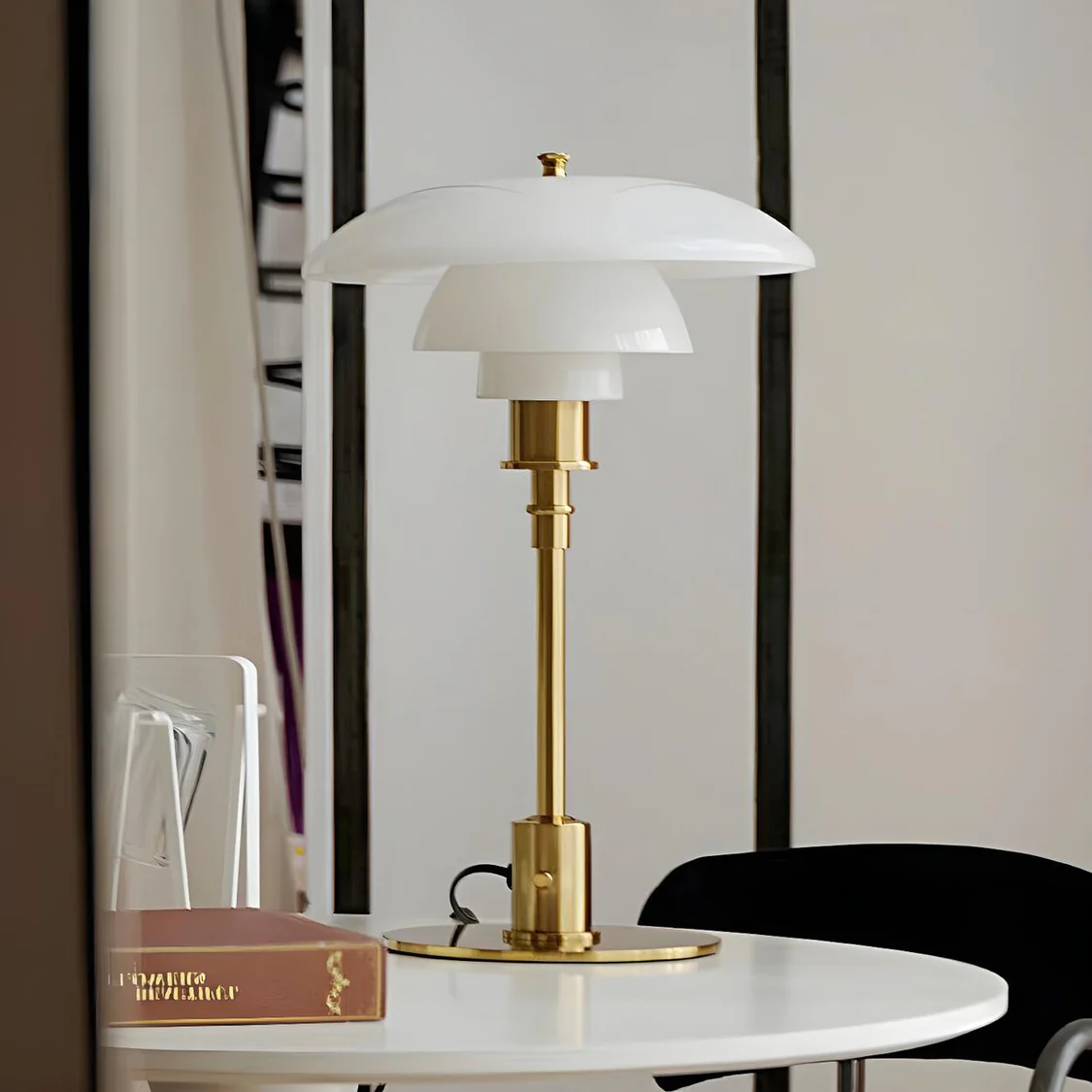 Scandinavische glazen tafellamp met warm licht en minimalistisch design
