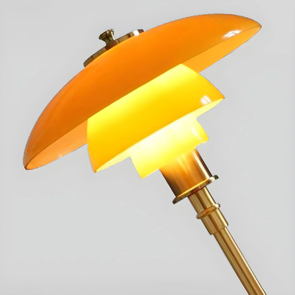Scandinavische glazen tafellamp met warm licht en minimalistisch design