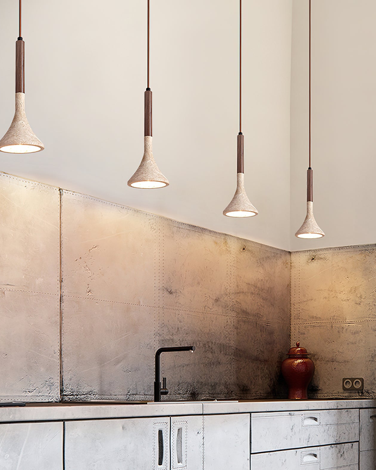 Travertijn Hanglamp met Walnoot Hout – Natuursteen Eetkamerlamp Warm Licht Scandinavisch Interieur