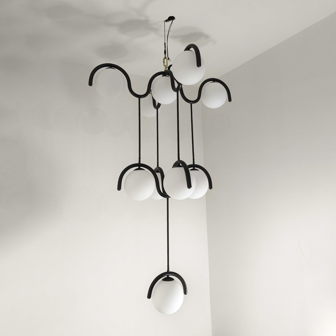 Moderne Kroonluchter met Messing en Glas – Artistieke Verlichting voor Eetkamer en Woonkamer