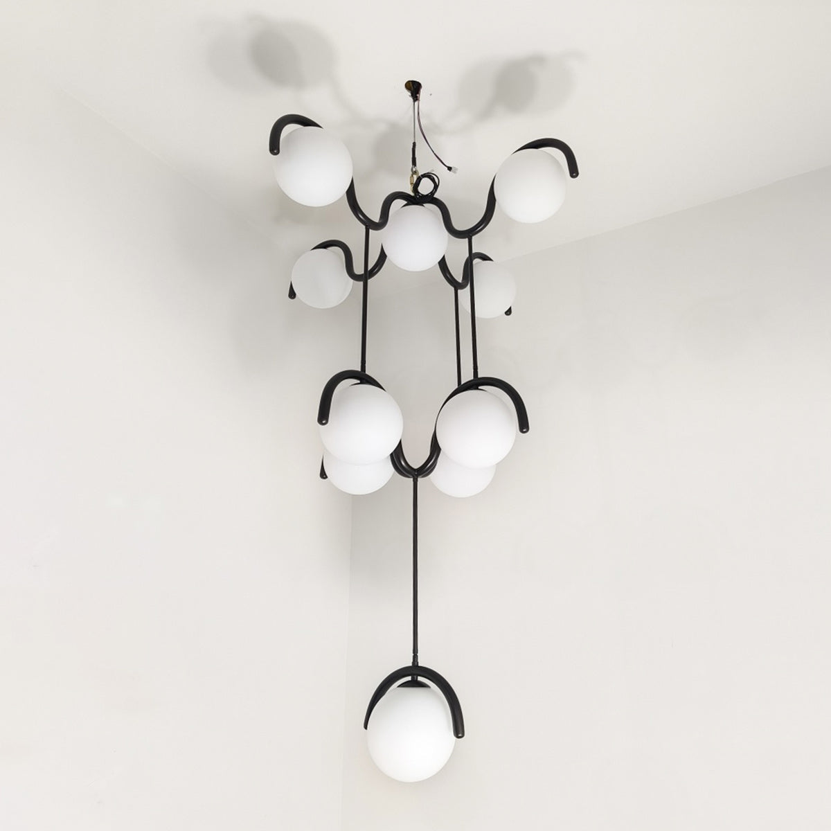 Moderne Kroonluchter met Messing en Glas – Artistieke Verlichting voor Eetkamer en Woonkamer