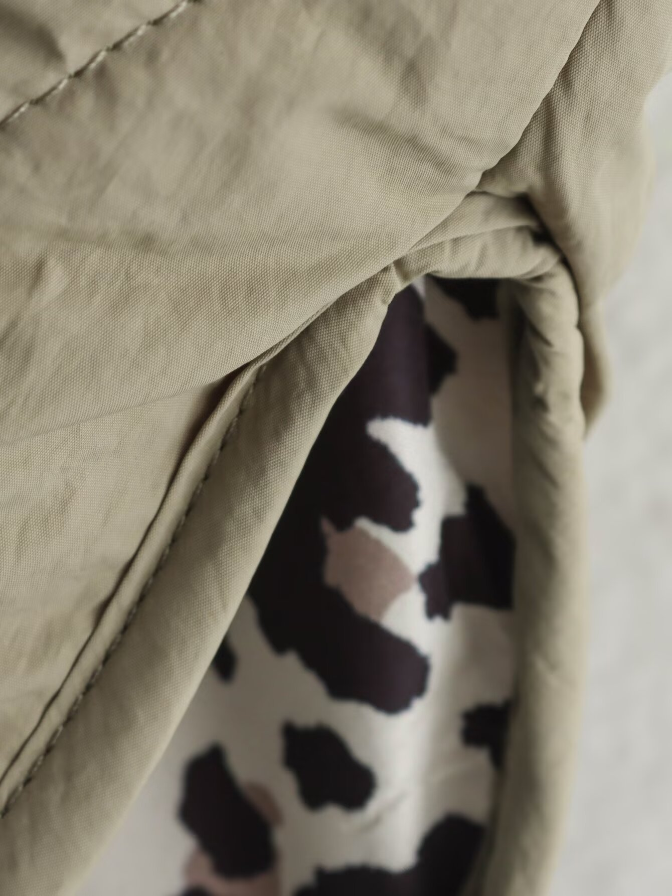 Leonne | Luxe Tussenjas met Trendy Stiksels - Luipaard Print9