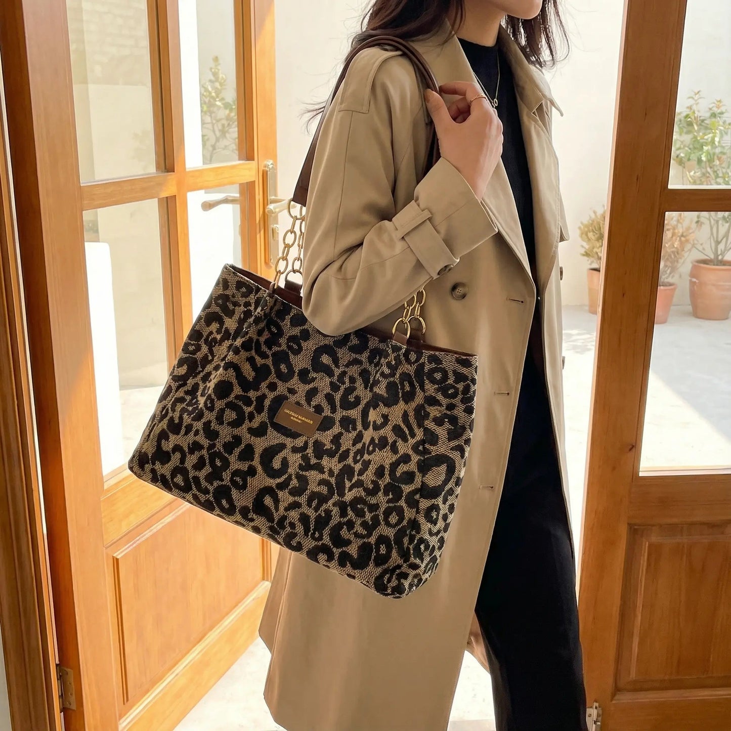 Canvas Draagtas met Luipaardprint en Gouden Kettinghengsels 33 × 28 × 10 cm Shopper Tote Bag Kunstleder Schoudertas