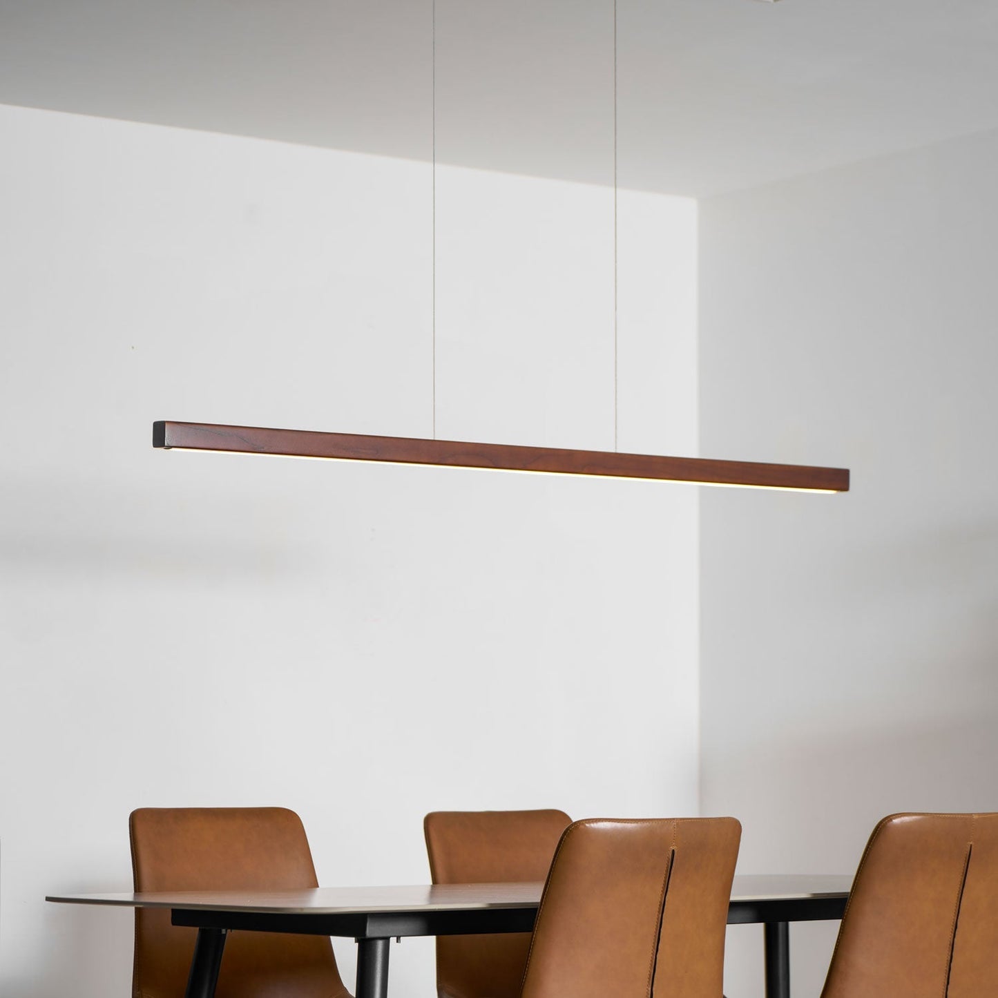 Lineaire Houten Hanglamp — Scandinavische LED Pendel met Verstelbare Hoogte