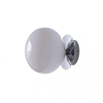 Lira hanglamp met een witte glazen bol en een glanzende chroomkleurige wandbevestiging. De lamp straalt een tijdloze elegantie uit en is perfect voor moderne en klassieke interieurs. Ideaal voor gebruik in gangen, woonkamers of als sfeerverlichting in slaapkamers.