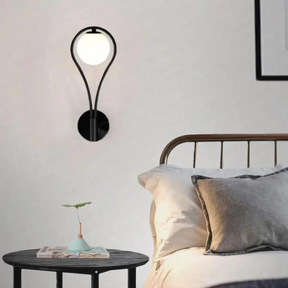 Moderne Wandlamp met Scandinavische Uitstraling - Zwart & Goud - Sfeervol Licht voor Elke Ruimte