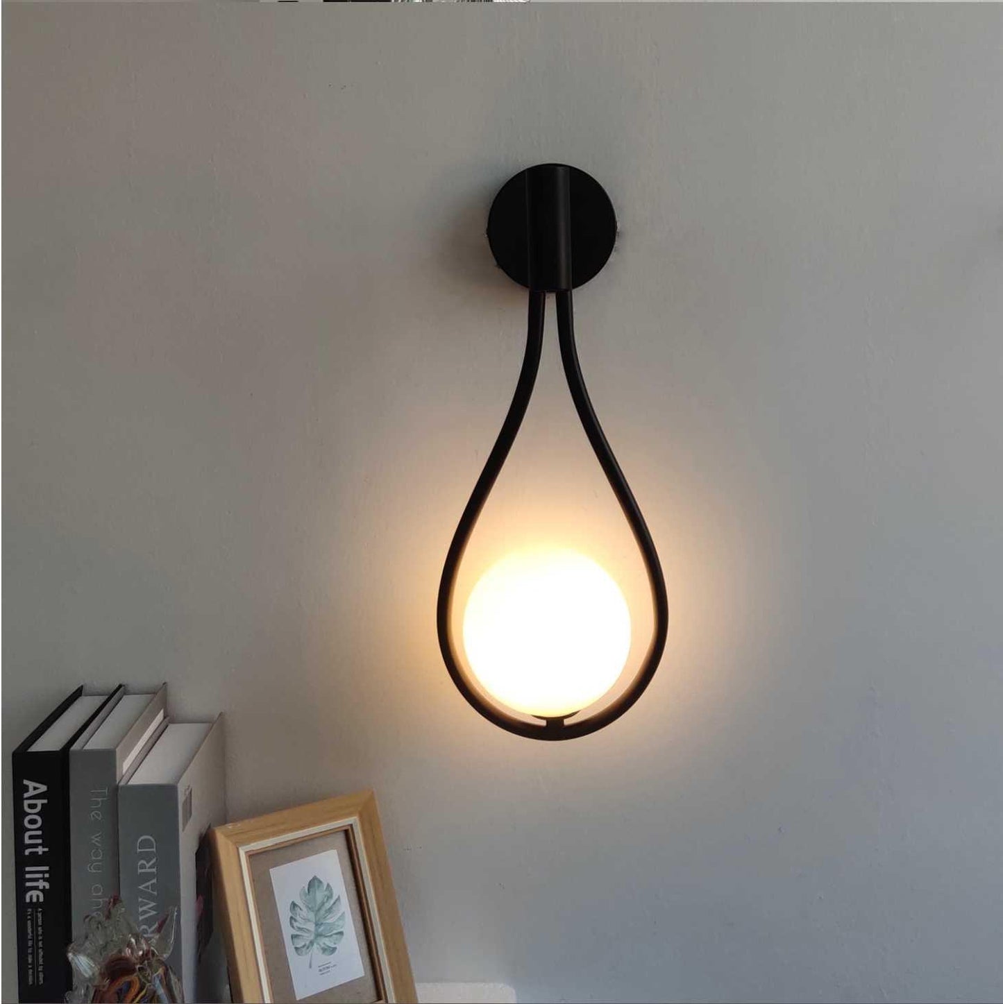 Moderne Wandlamp met Scandinavische Uitstraling - Zwart & Goud - Sfeervol Licht voor Elke Ruimte
