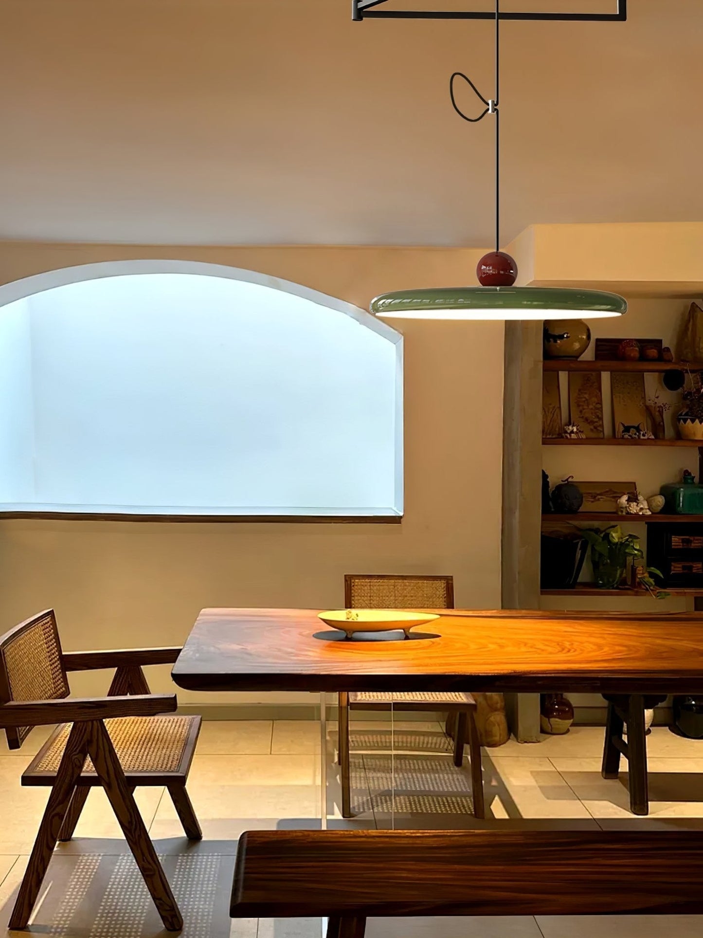Mid-Century Swing Hanglamp — Kinetisch Design met Zwevende Schijf & Contragewicht | Verstelbare Armlamp voor Moderne Eetkamers en Creatieve Werkruimtes | Integrale LED