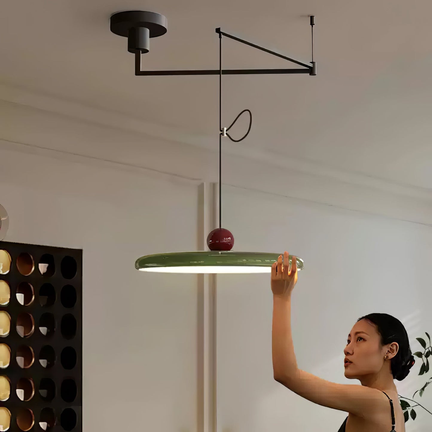 Mid-Century Swing Hanglamp — Kinetisch Design met Zwevende Schijf & Contragewicht | Verstelbare Armlamp voor Moderne Eetkamers en Creatieve Werkruimtes | Integrale LED