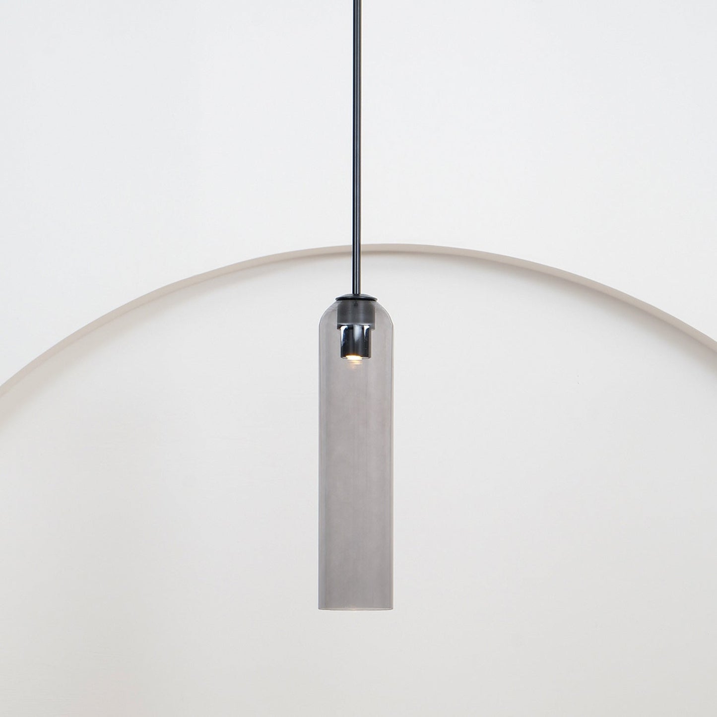 Glazen Hanglamp met Lange Buis – Mondgeblazen Glas Zwart of Goud Finish 10cm Diameter
