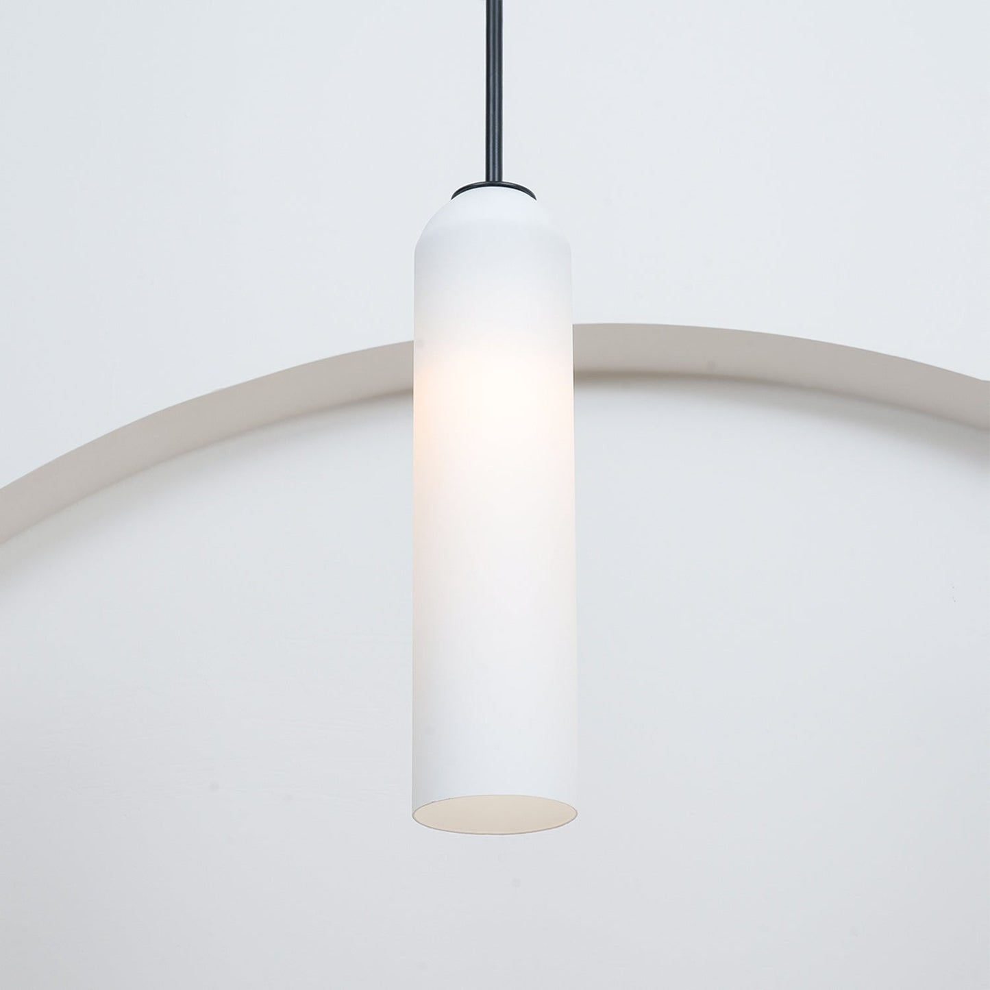 Glazen Hanglamp met Lange Buis – Mondgeblazen Glas Zwart of Goud Finish 10cm Diameter