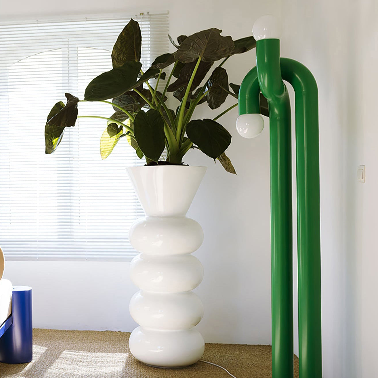 Moderne Staande Boogvorm Lamp met Twee Glazen Bollen – Decoratieve Dubbele Verlichting voor Woonkamer