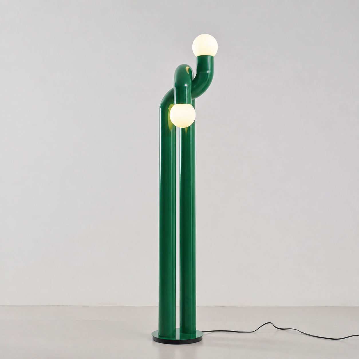 Moderne Staande Boogvorm Lamp met Twee Glazen Bollen – Decoratieve Dubbele Verlichting voor Woonkamer