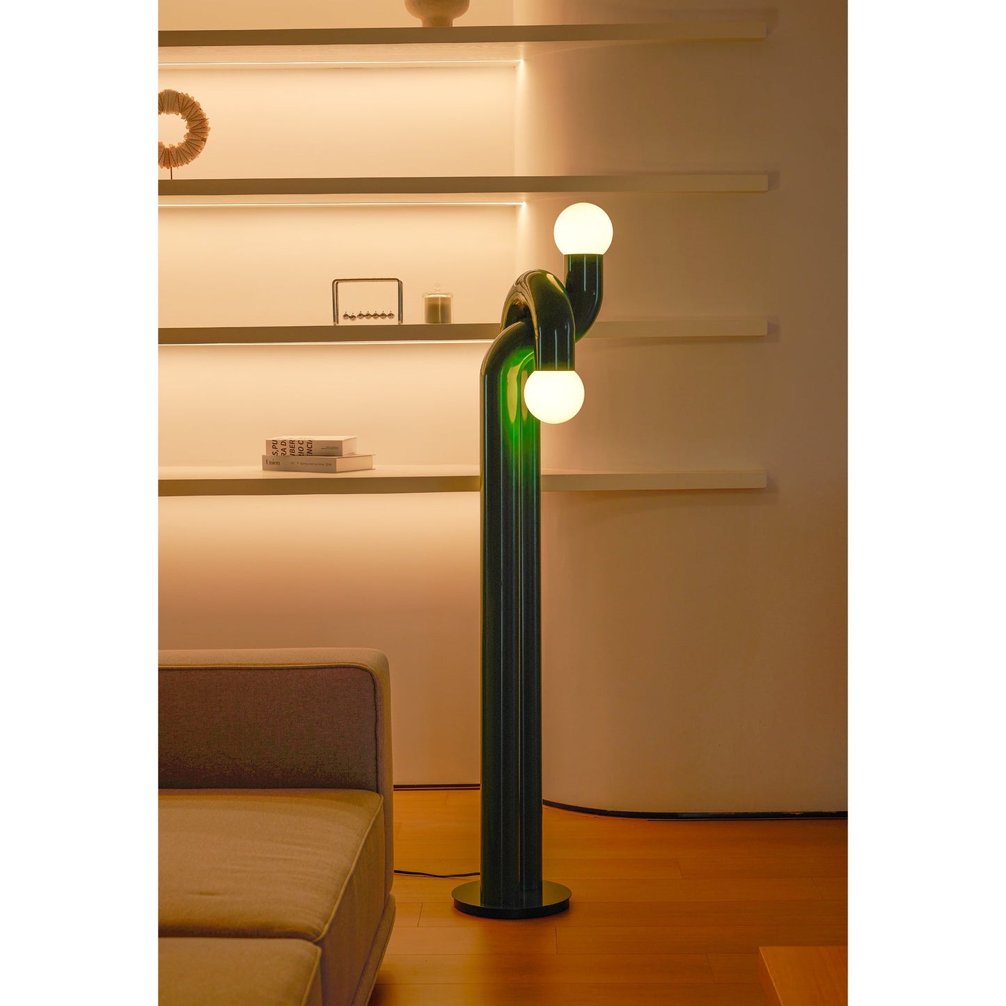 Moderne Staande Boogvorm Lamp met Twee Glazen Bollen – Decoratieve Dubbele Verlichting voor Woonkamer