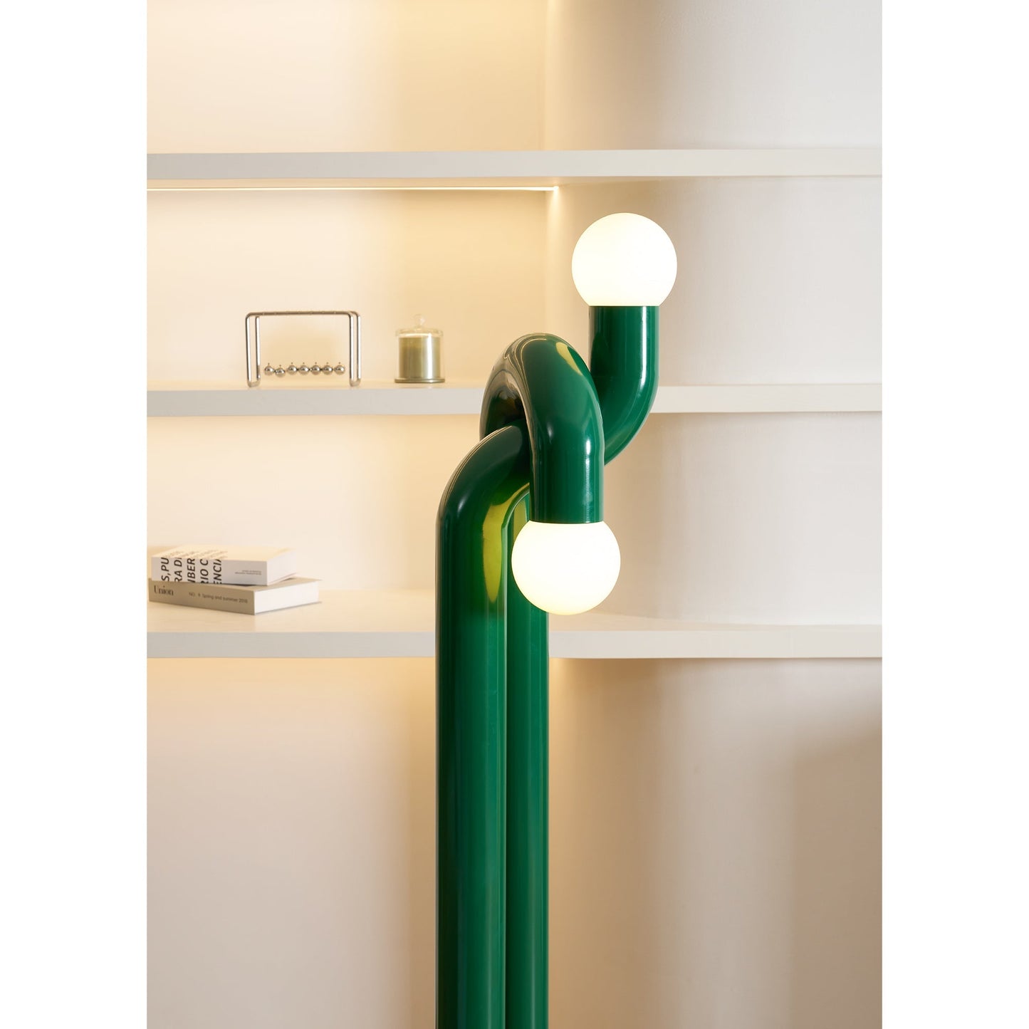 Moderne Staande Boogvorm Lamp met Twee Glazen Bollen – Decoratieve Dubbele Verlichting voor Woonkamer