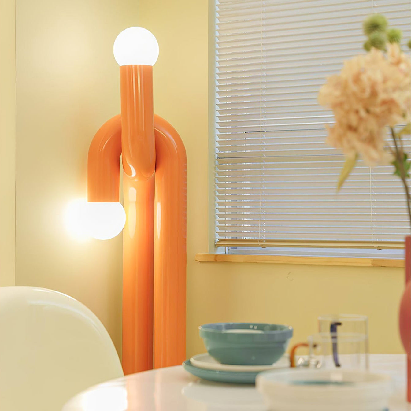 Moderne Staande Boogvorm Lamp met Twee Glazen Bollen – Decoratieve Dubbele Verlichting voor Woonkamer