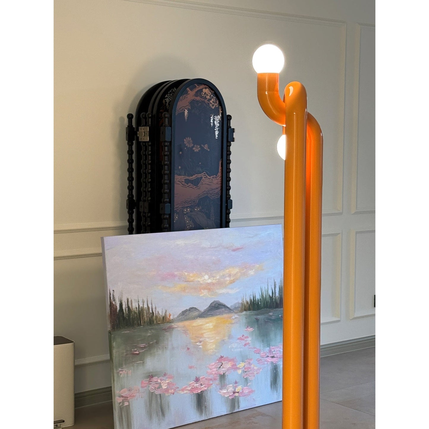 Moderne Staande Boogvorm Lamp met Twee Glazen Bollen – Decoratieve Dubbele Verlichting voor Woonkamer