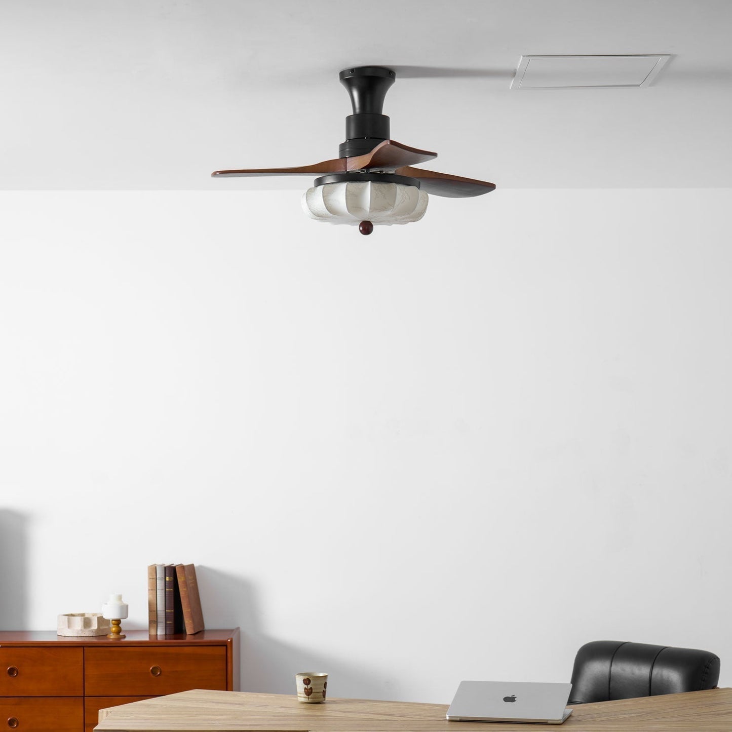 Plafondventilator met Verlichting – DC-Motor – Lotus-Dessin Katoenen Kap – Walnoothouten Bladen – Regelbaar & Omkeerbaar