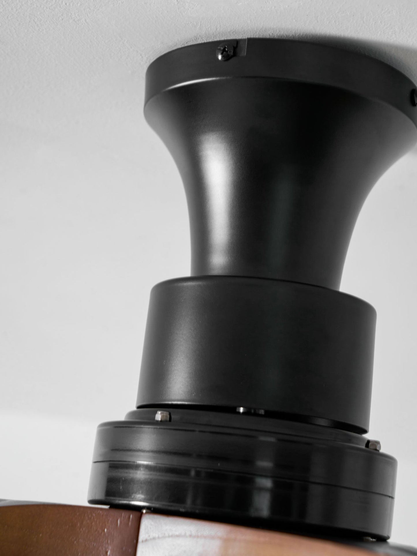 Plafondventilator met Verlichting – DC-Motor – Lotus-Dessin Katoenen Kap – Walnoothouten Bladen – Regelbaar & Omkeerbaar