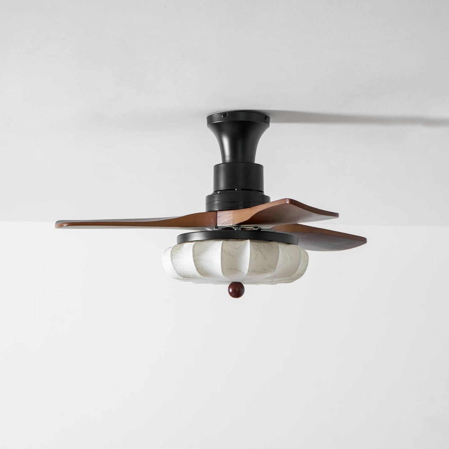 Plafondventilator met Verlichting – DC-Motor – Lotus-Dessin Katoenen Kap – Walnoothouten Bladen – Regelbaar & Omkeerbaar