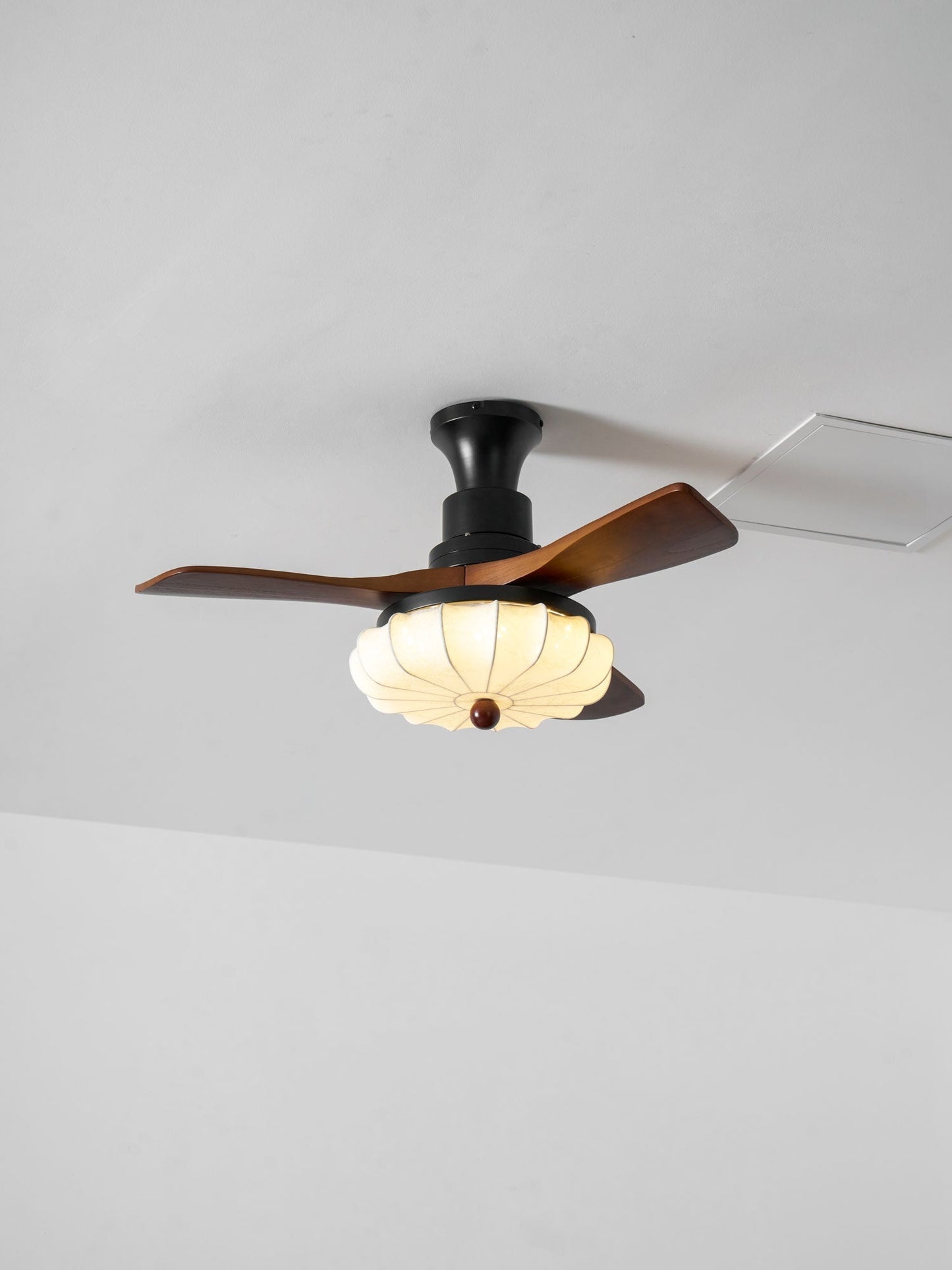 Plafondventilator met Verlichting – DC-Motor – Lotus-Dessin Katoenen Kap – Walnoothouten Bladen – Regelbaar & Omkeerbaar