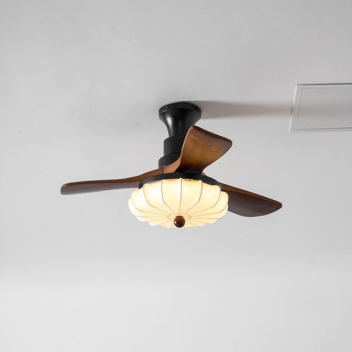 Plafondventilator met Verlichting – DC-Motor – Lotus-Dessin Katoenen Kap – Walnoothouten Bladen – Regelbaar & Omkeerbaar