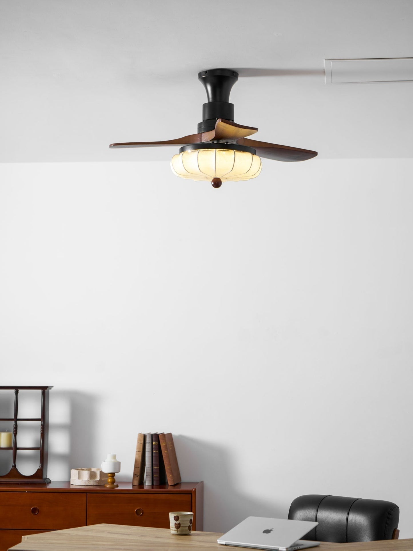Plafondventilator met Verlichting – DC-Motor – Lotus-Dessin Katoenen Kap – Walnoothouten Bladen – Regelbaar & Omkeerbaar