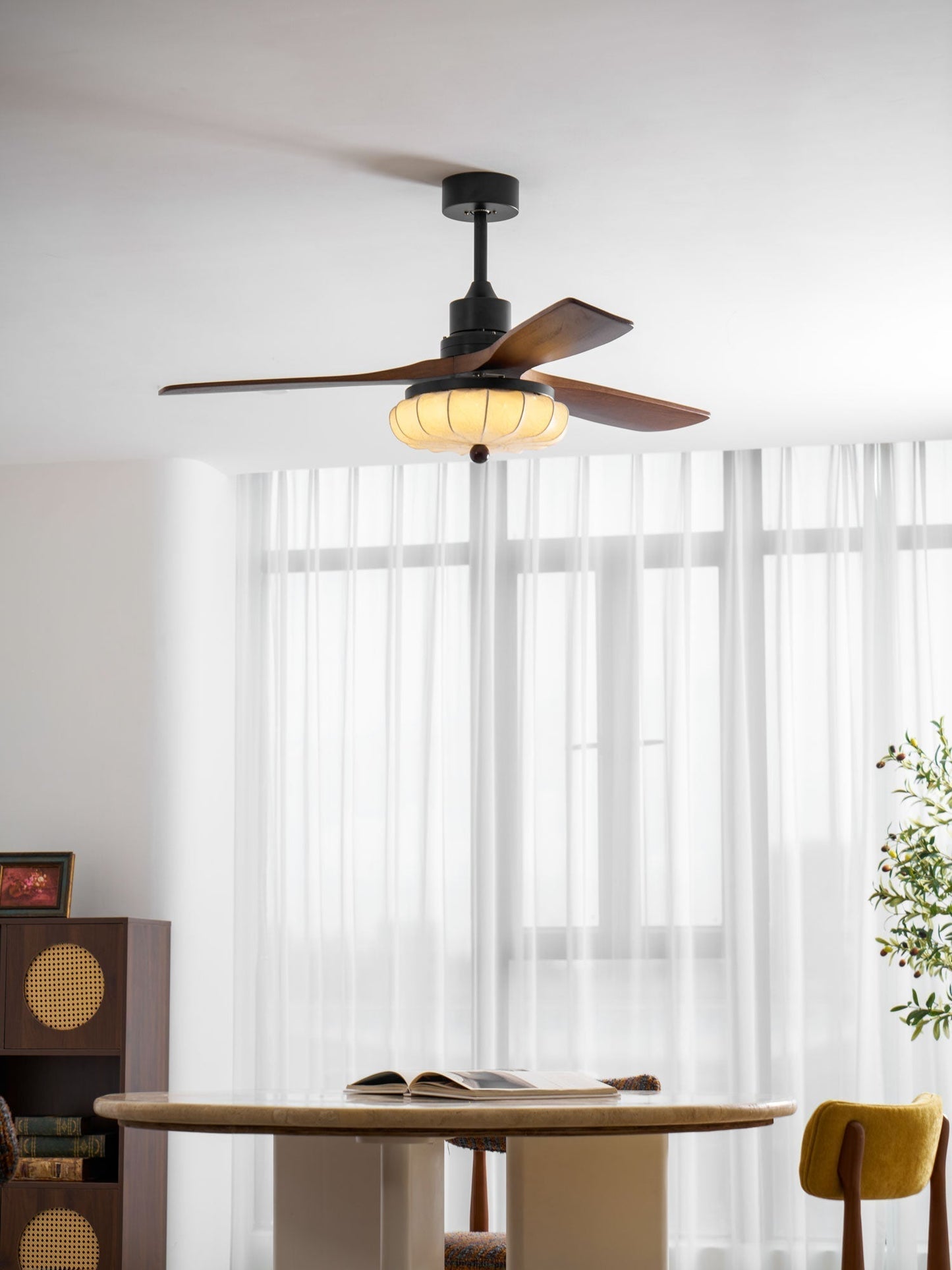 Plafondventilator met Verlichting – DC-Motor – Lotus-Dessin Katoenen Kap – Walnoothouten Bladen – Regelbaar & Omkeerbaar